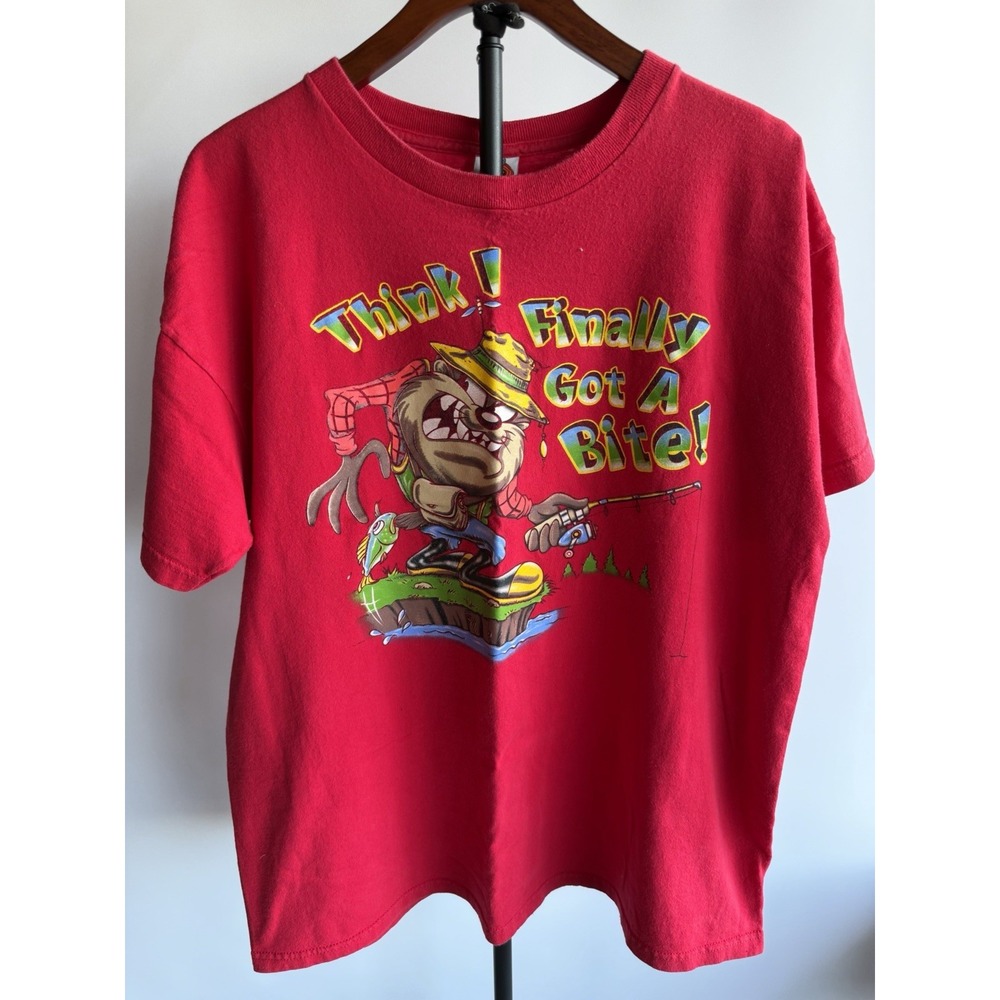 VTG 1997 Taz Tasmanian Devil Looney Tunes Red Fishing Shirt Men's Xl 24"×28.5"